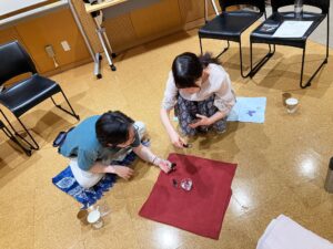 香りを選ぶ様子