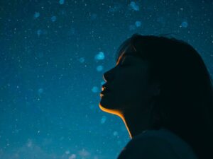 思い出す女性の横顔